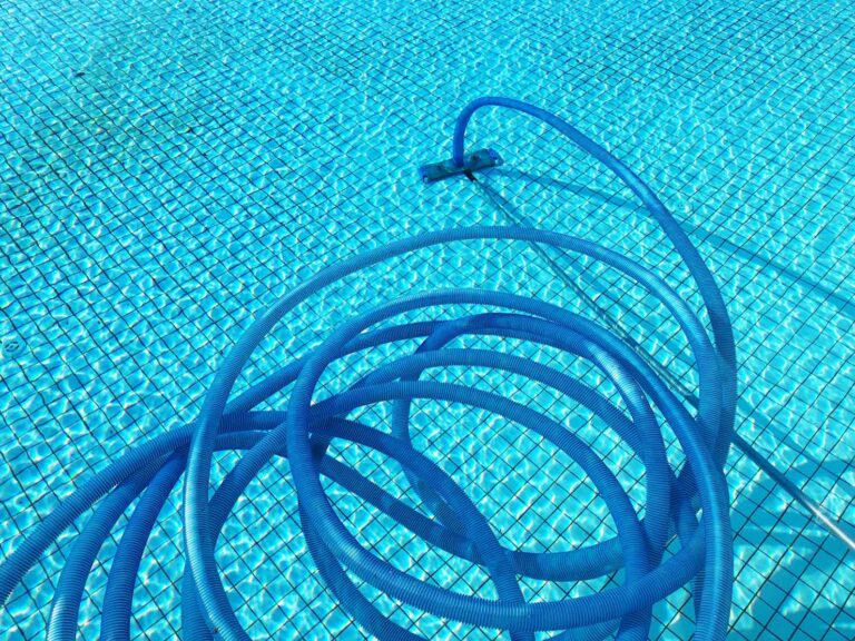 cleaning-tubes-in-a-swimming-pool-e1628821675524